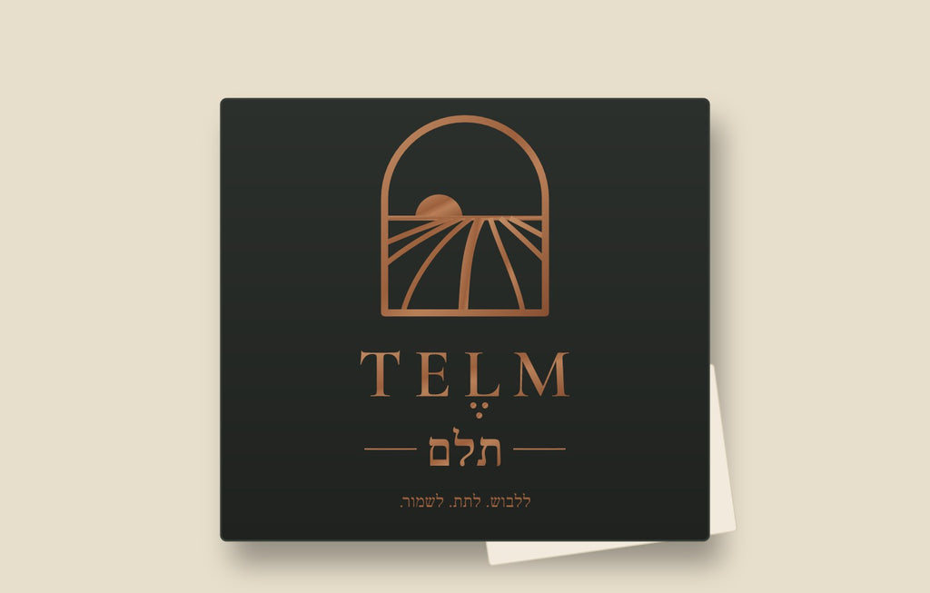 מכסה מארז מתנה TELM בגוון פחם עם הטבעה חמה בגוון קוניאק