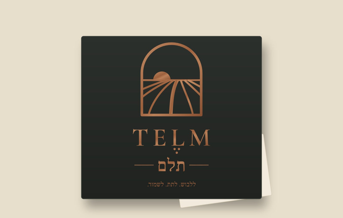 מכסה מארז מתנה TELM בגוון פחם עם הטבעה חמה בגוון קוניאק